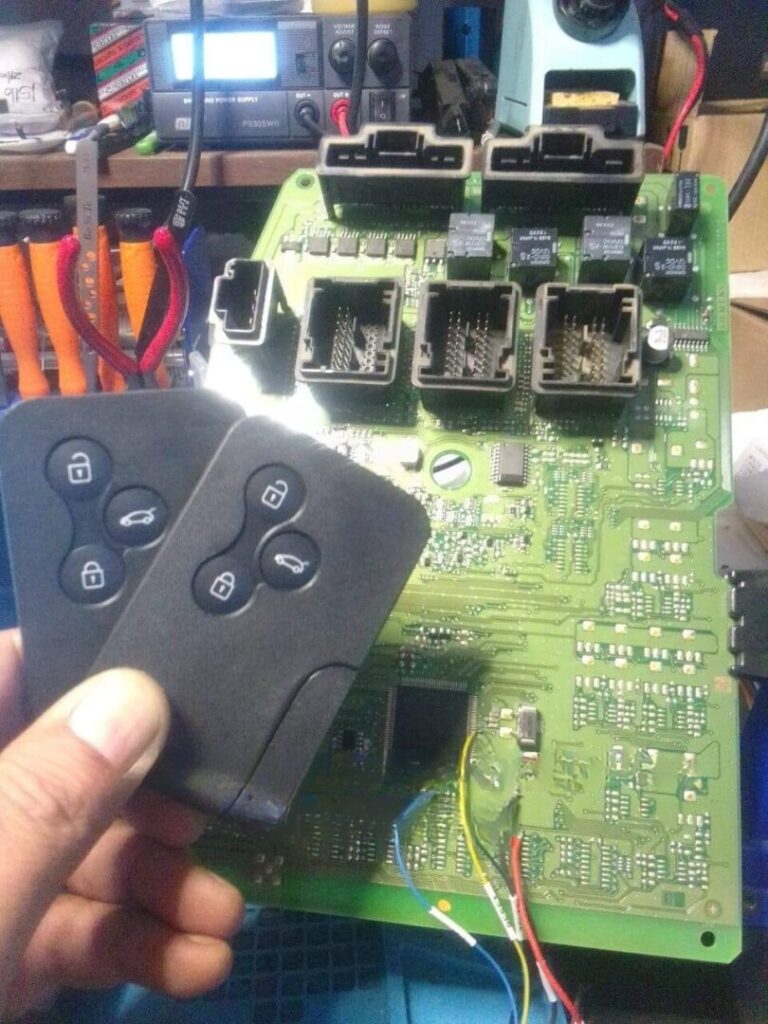 Renault Megane 2 key cards and circuit board